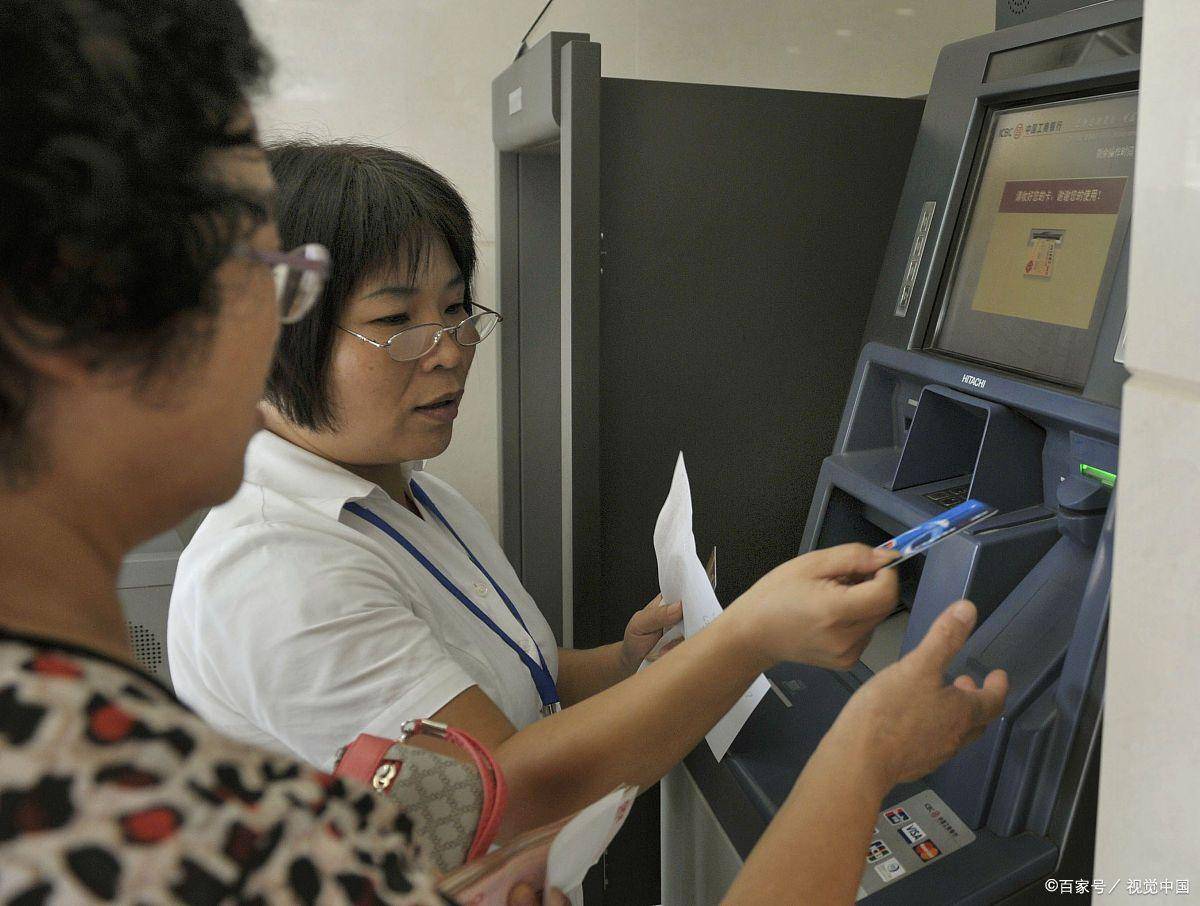 沈阿姨在与银行工作人员多次交涉过程中，工作人员也就不小心说漏了嘴。原来银行工作人员要求客户去atm机取钱，背后暗藏玄机：第一，现在银行的atm机都有业绩考核指标