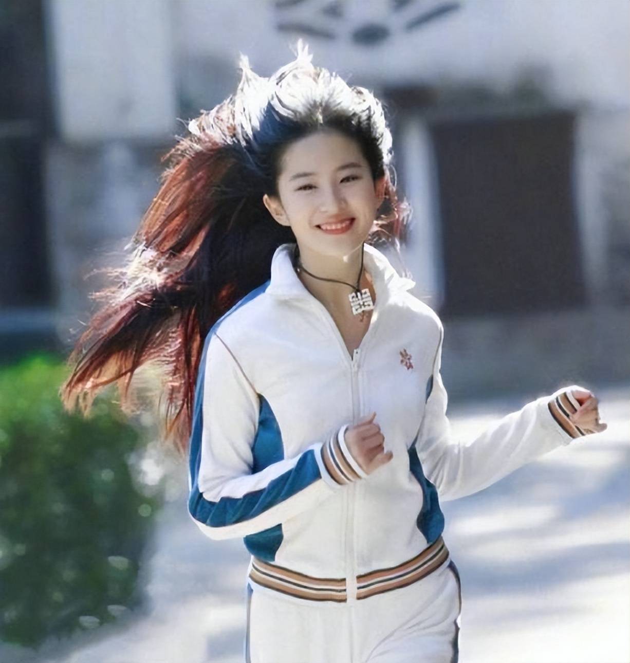 曝刘亦菲曾被同学暴揍,被群演偷偷揩油,朱一龙粉丝幸灾乐祸_网友_小