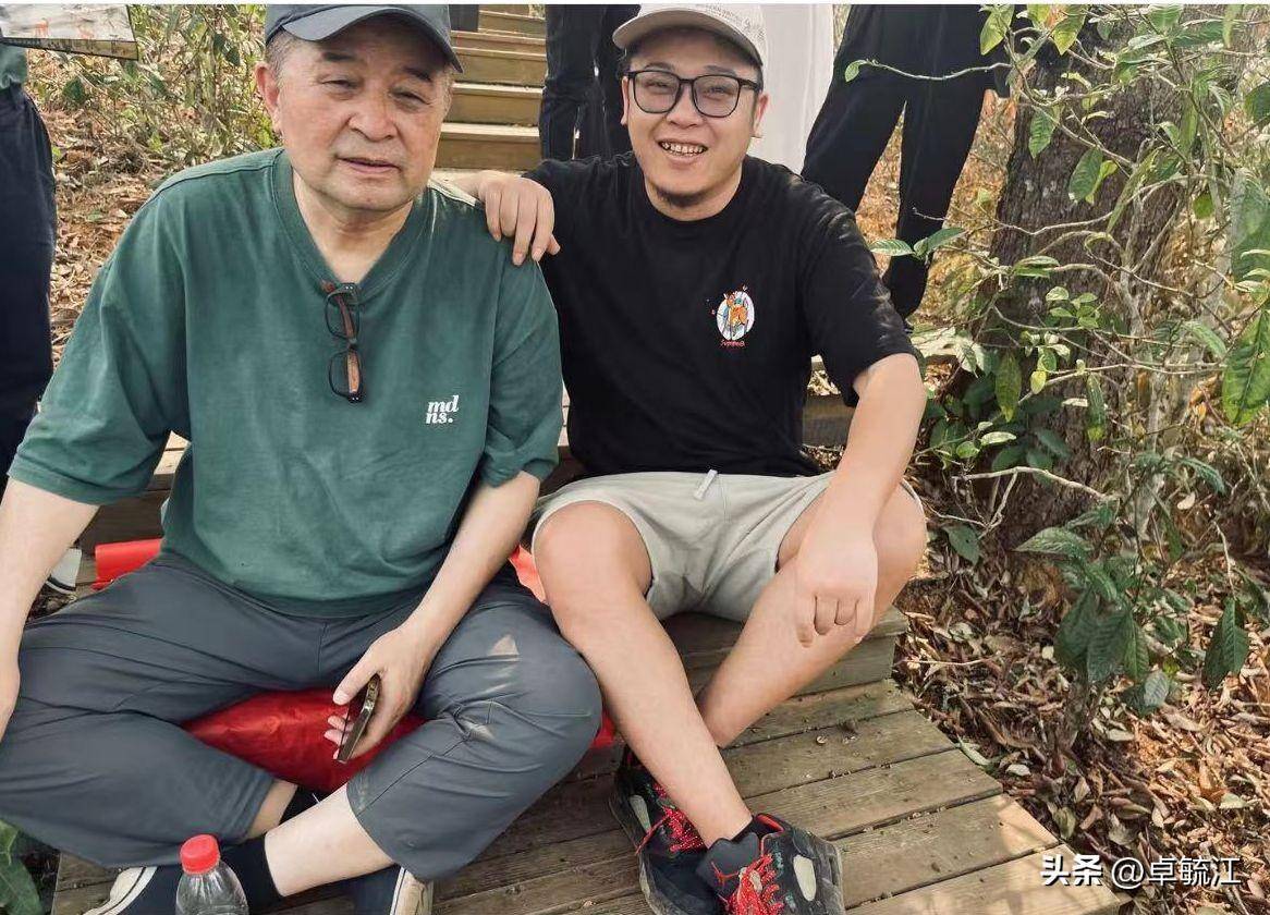 毕福剑现身云南乡村玩乐，老态尽显却豪放不羁