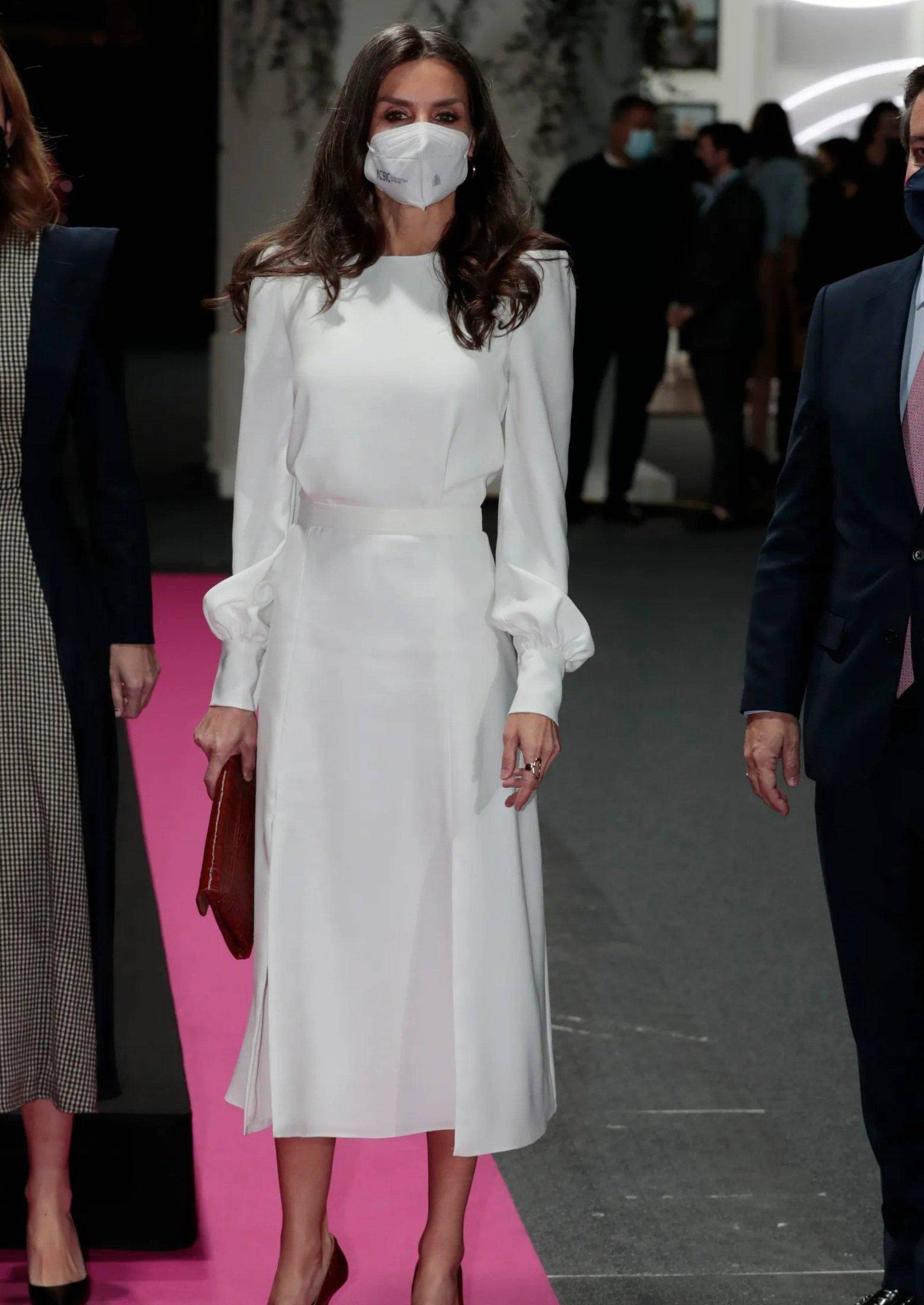 西班牙王后罕见穿白连衣裙,干净颜色显年轻,一般同龄人驾驭不了_造型