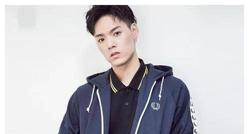 背靠成龙家境殷实,后拍戏被指德不配位,因主持嘴瓢遭全网嘲笑_董又霖