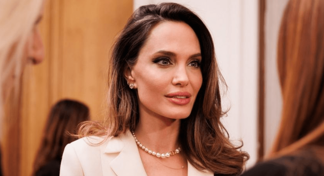 戴黄珍珠项链亮相晚宴,尽显奢华呀_金建_明星_美得