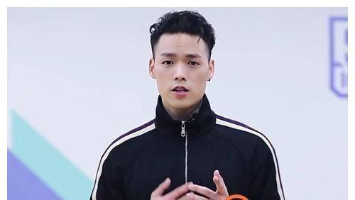 背靠成龙家境殷实,后拍戏被指德不配位,因主持嘴瓢遭全网嘲笑_董又霖