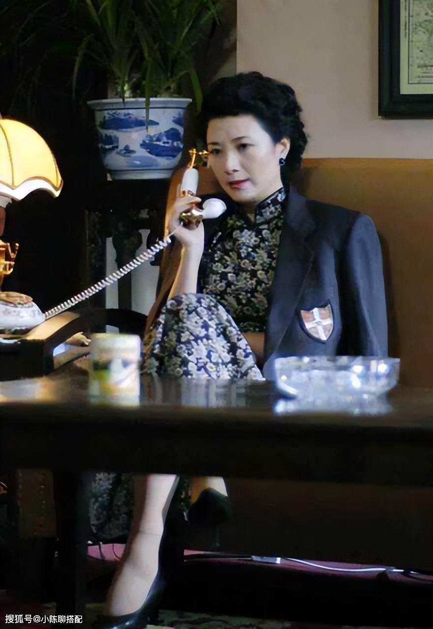 59岁自然老去的王静,穿着简约却大方,到老都气质优雅_颜色_服装_印花