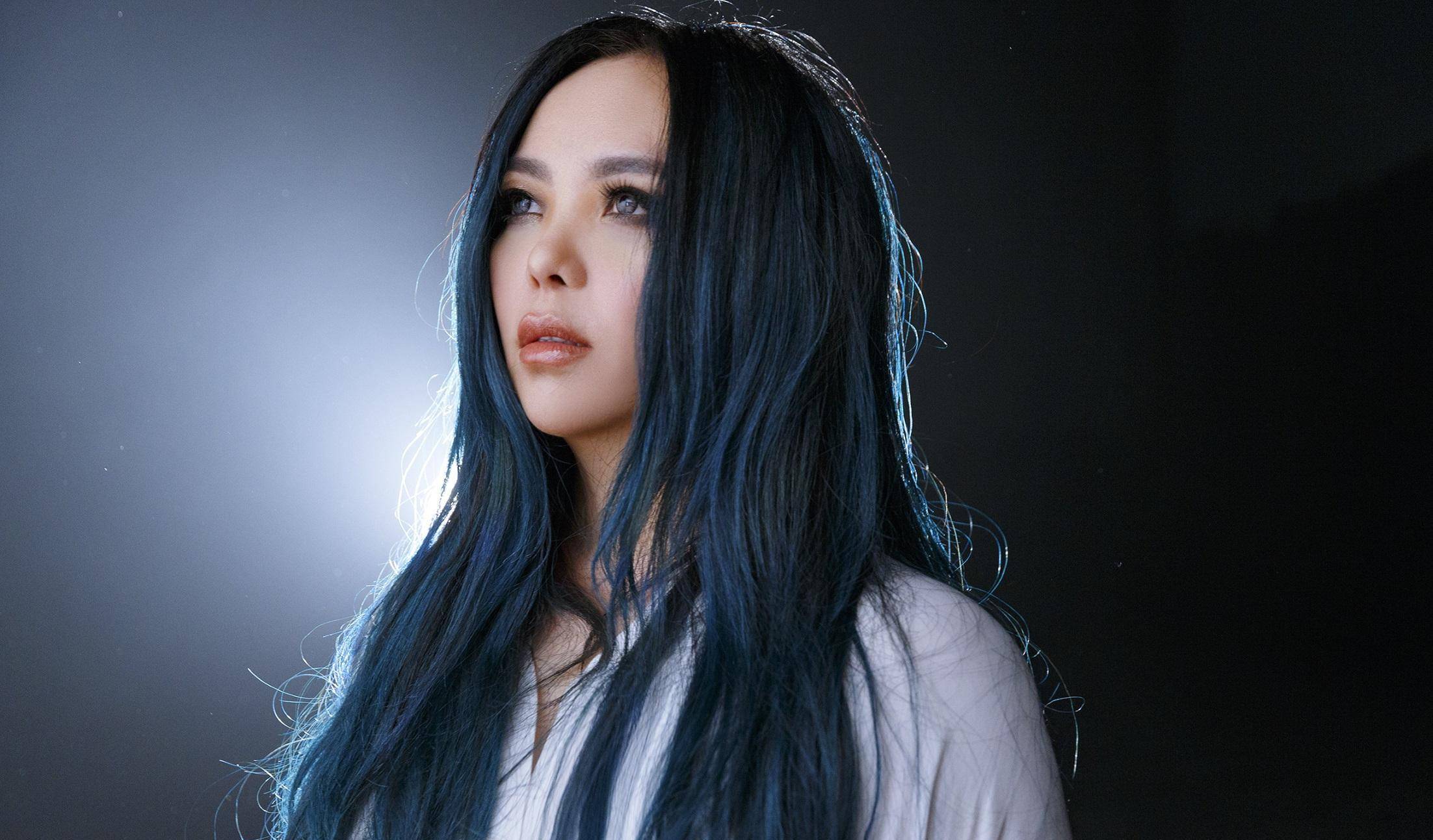 只有张惠妹什么也没看见.