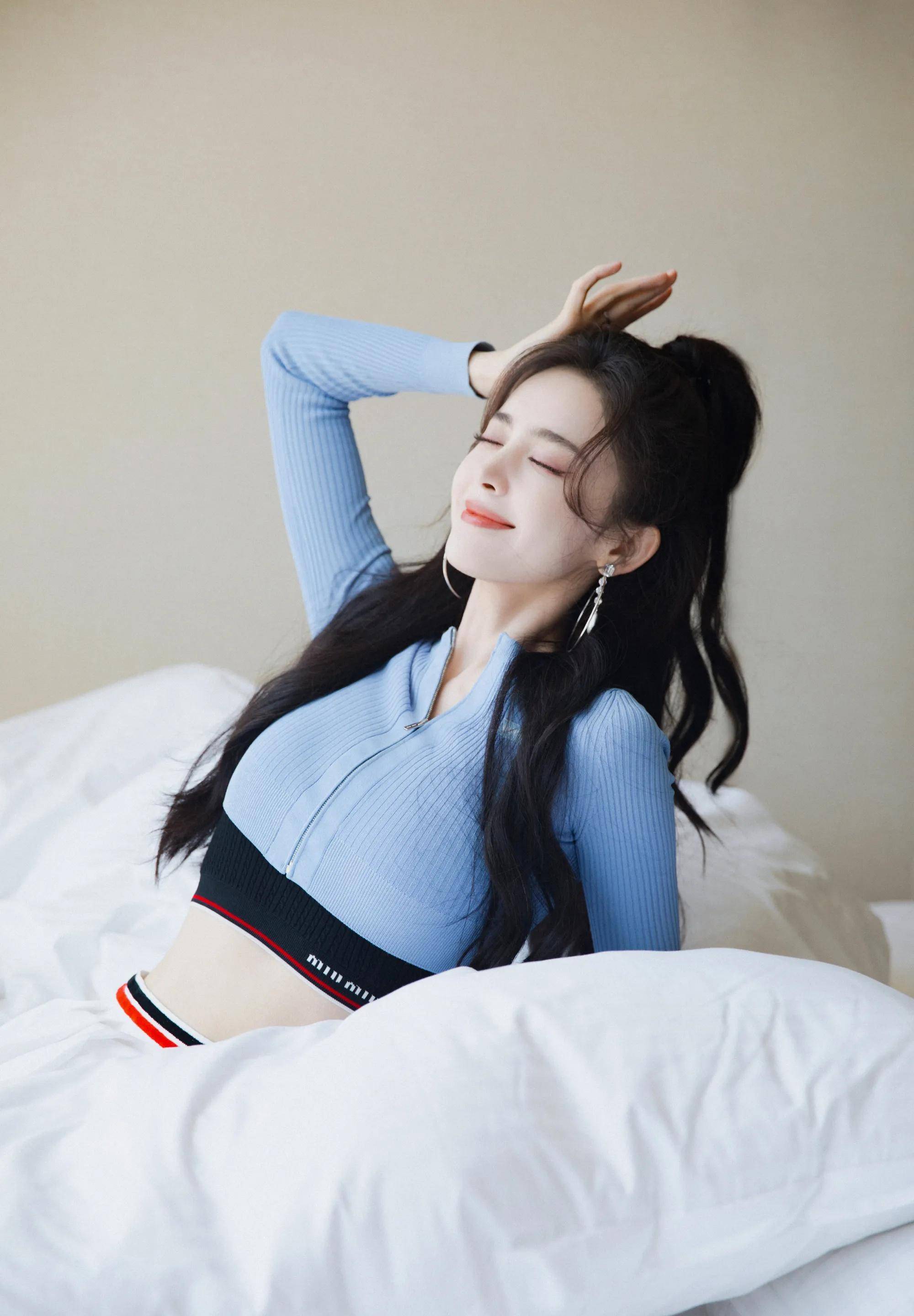 古力娜扎蓝衣高马尾青春有活力_美人_蓝色_上衣