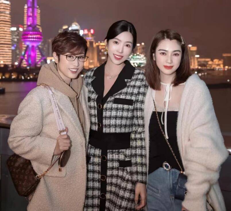 曝张丹峰洪欣近况:儿子已改姓"洪",洪欣和老友聚会容光焕发!