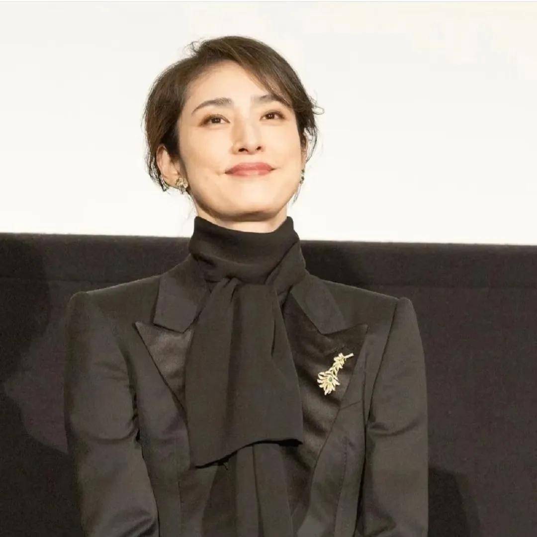 优雅女人的必杀技,看55岁的天海佑希如何hold住气场!_修养_内心_因素