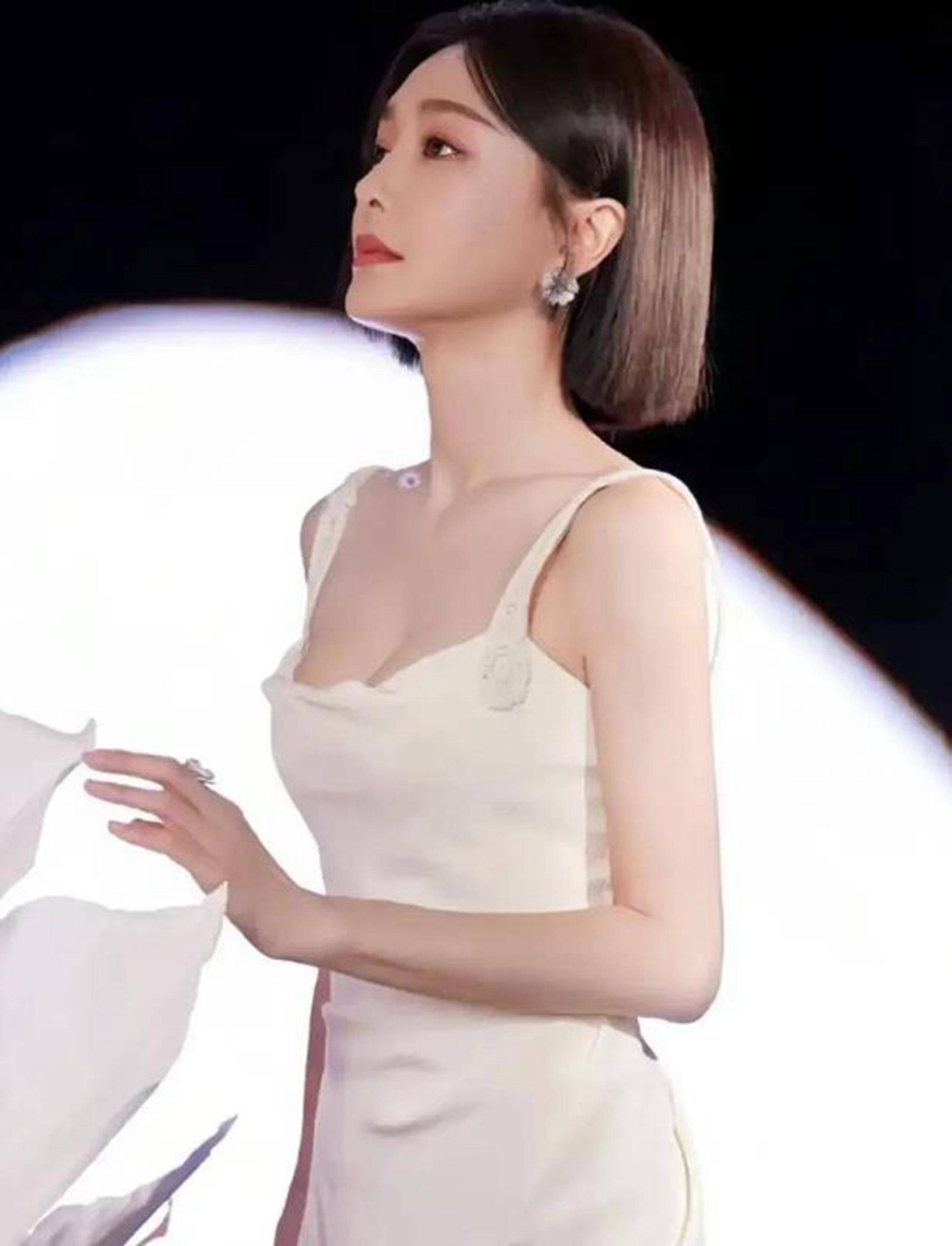 43岁秦岚女人味十足,吊带长裙差点"撑满",凸凹有致时尚撩人!