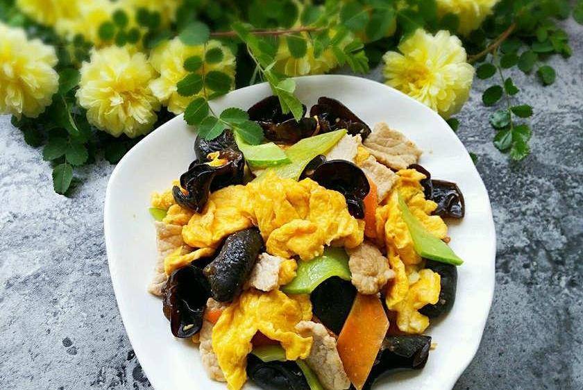 特色传统名菜木须肉:炒鸡蛋色黄而碎,类似木樨_黑木耳_料酒_中火