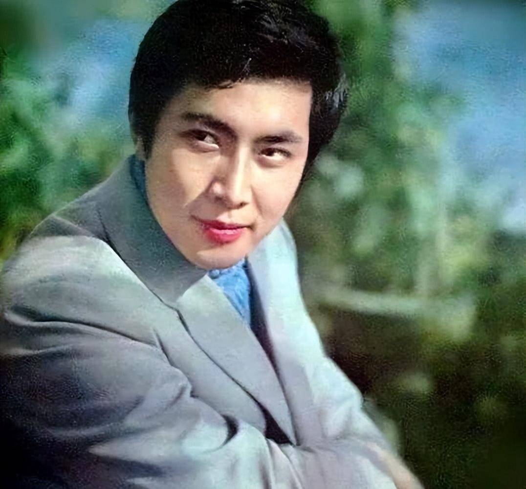 但唐国强却以"奶油小生"的形象出名,有些疯狂的观众对她进行了严重的