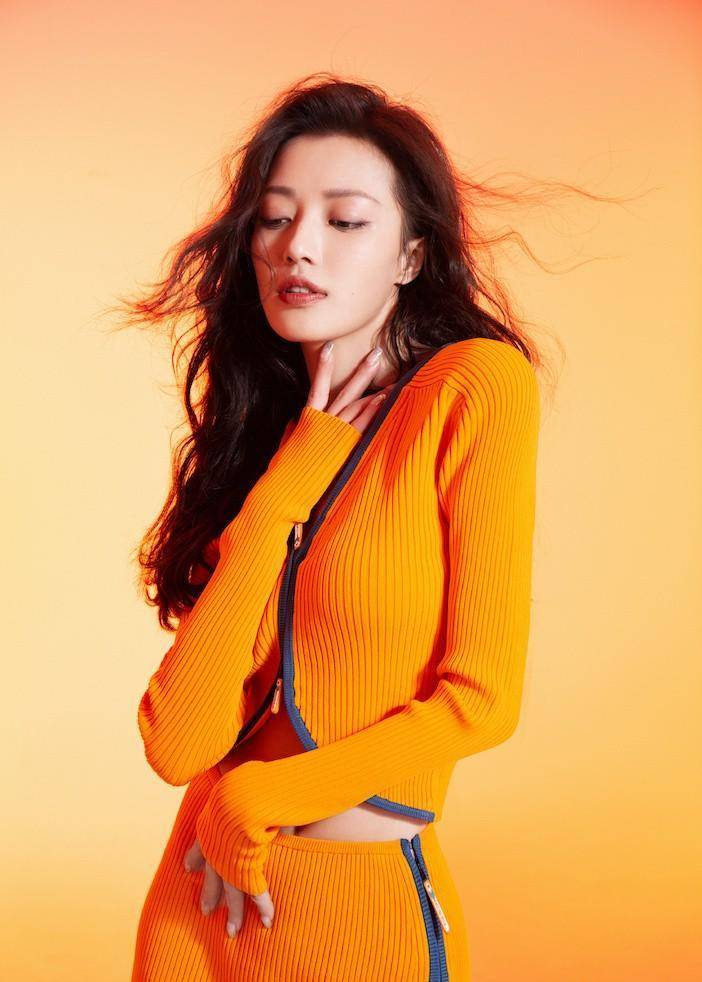 比如刚开始的时候,蔡晓蕾和左娜出现在咖啡厅,此时的她已经完全沉浸在