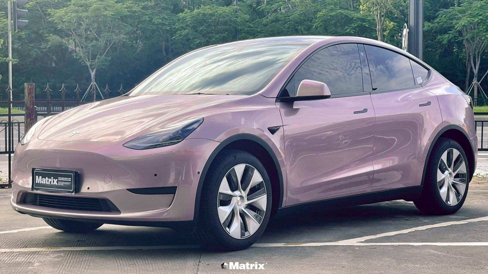 特斯拉 model y-matrix矩阵保时捷冰莓粉改色膜,女生的首选颜色