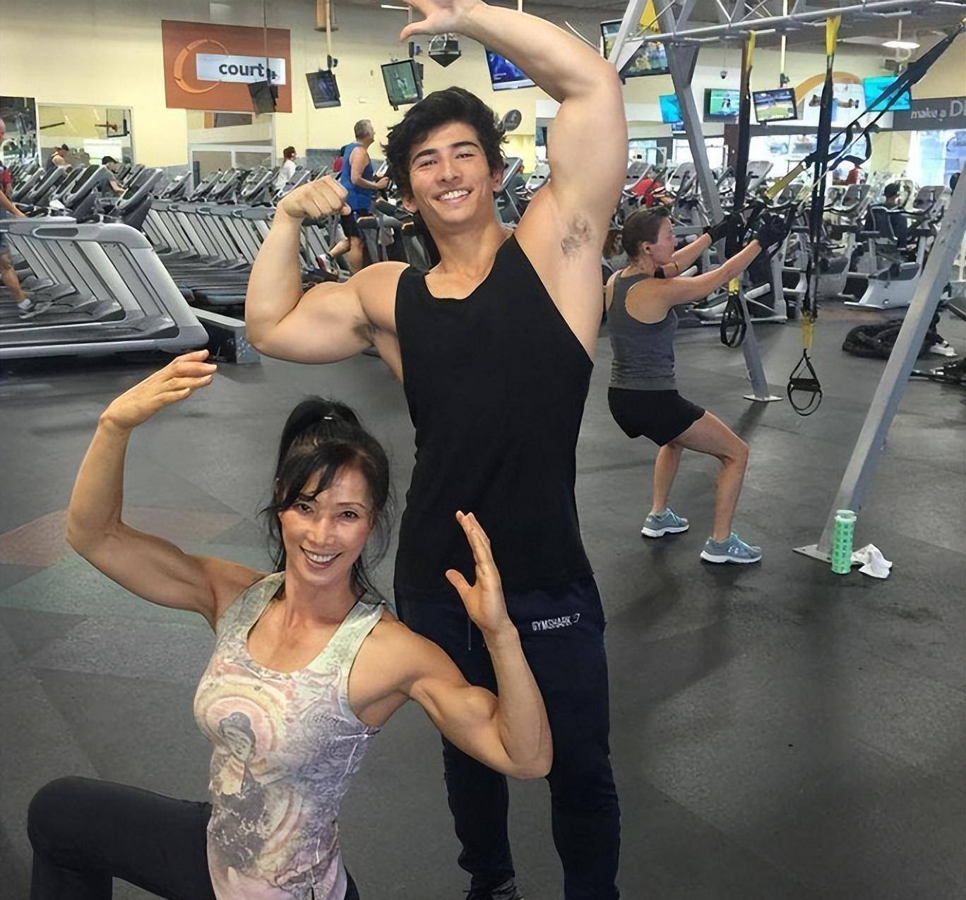 7位外籍武打明星今昔,罗芙洛至今还是单身,宾尼已成秃顶老爷爷_发展