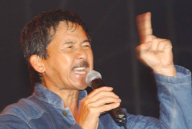 第九首是《成吉思汗》,这首歌充满了英雄主义和豪迈气概,同时也是他的
