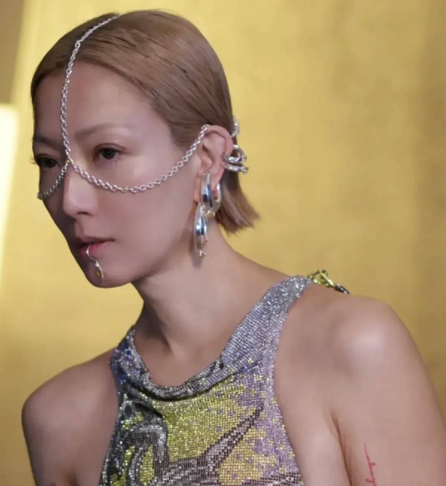 50岁郑秀文拍演唱会海报,脚踩30厘米高跟鞋,网友:太敢穿了_事业_方式