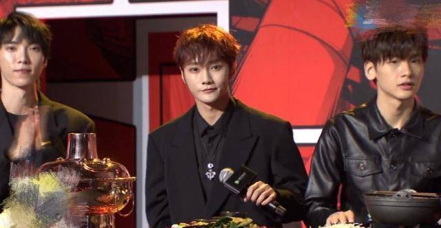 r1se成团红毯首秀,全员无修镜头颜值获赞,周震南身高再被吐槽?