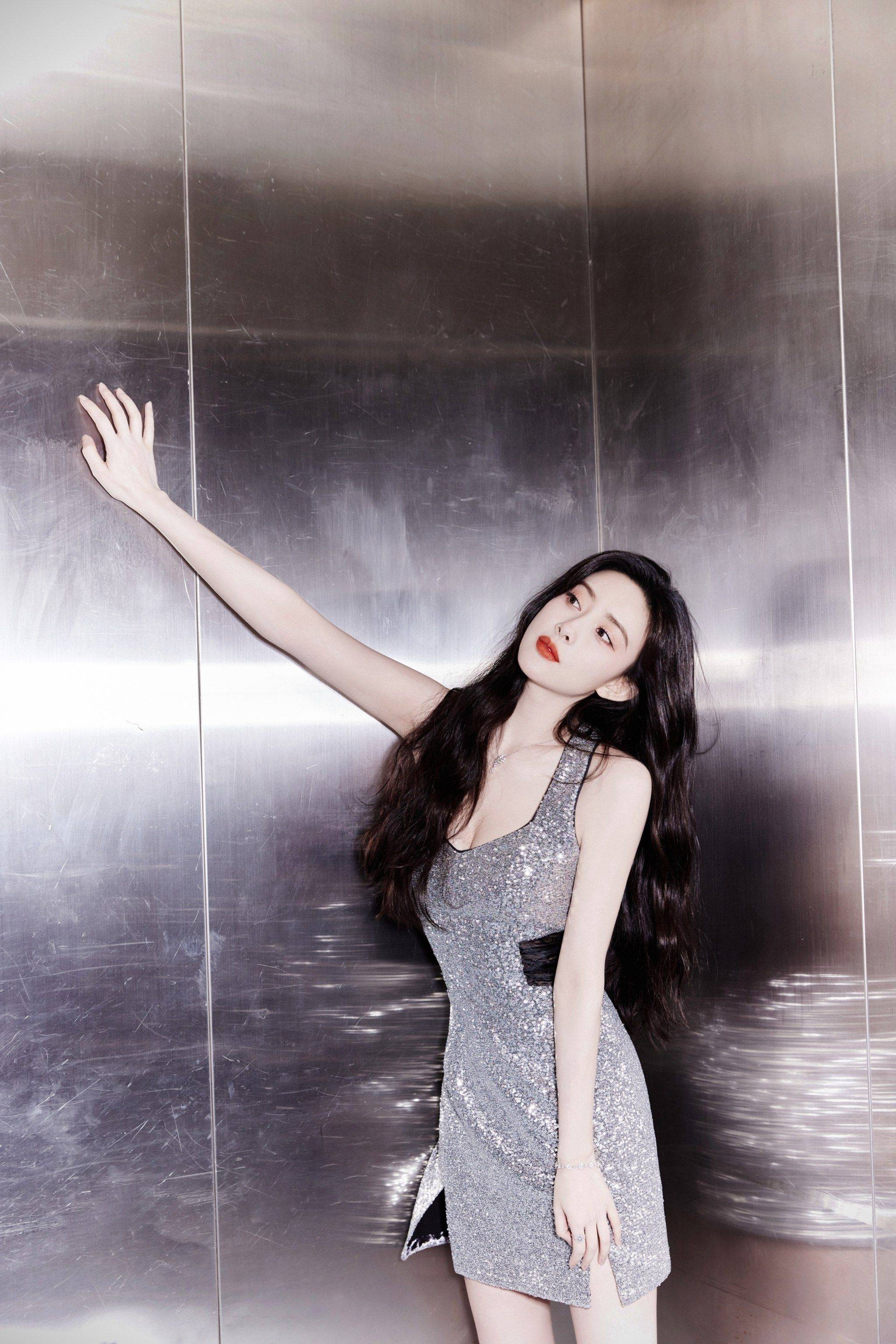 孟子义亮闪吊带连衣裙甜美笑容写真_设计_大片_白色