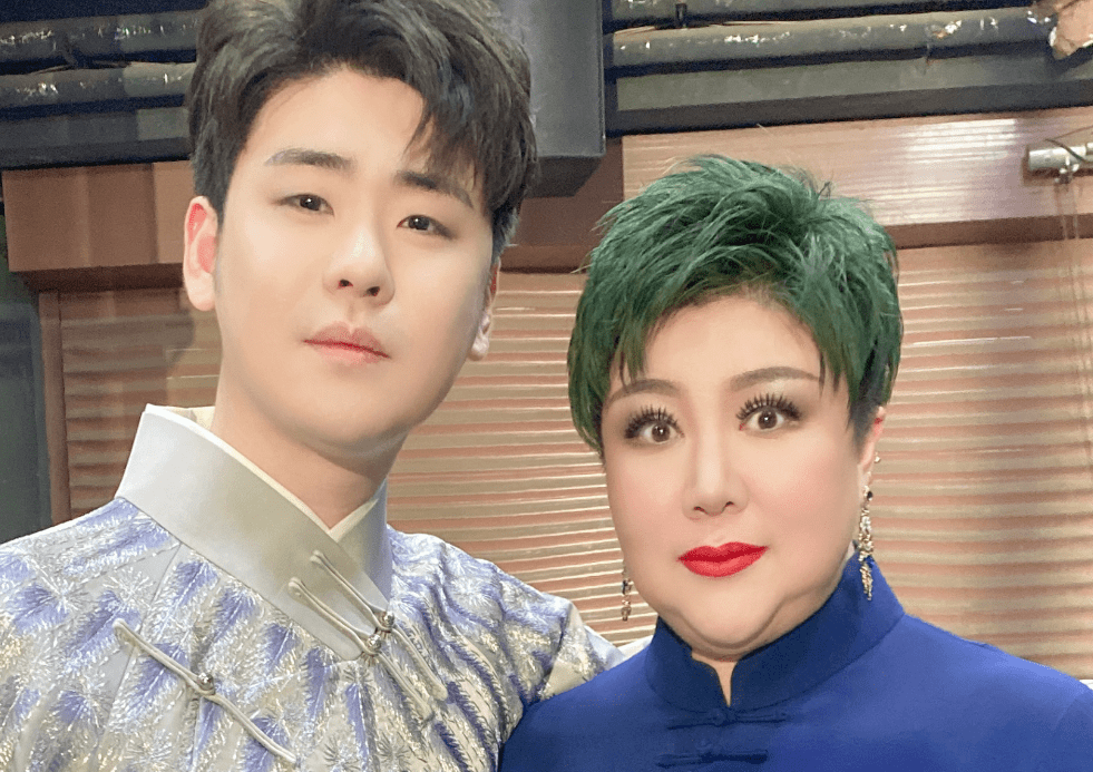 郭德纲妻子现身德云社庆典,染绿发瞪大眼,郭麒麟喊妈送水献殷勤_王惠