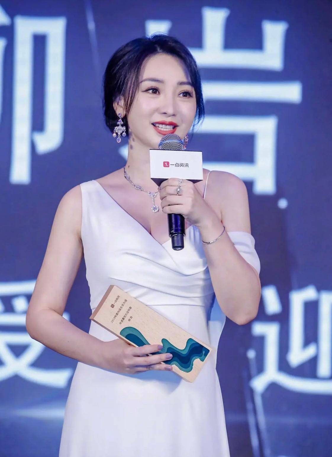 相信柳岩对自己的身材方面还是充满自信心的,常常在出席活动的风格都