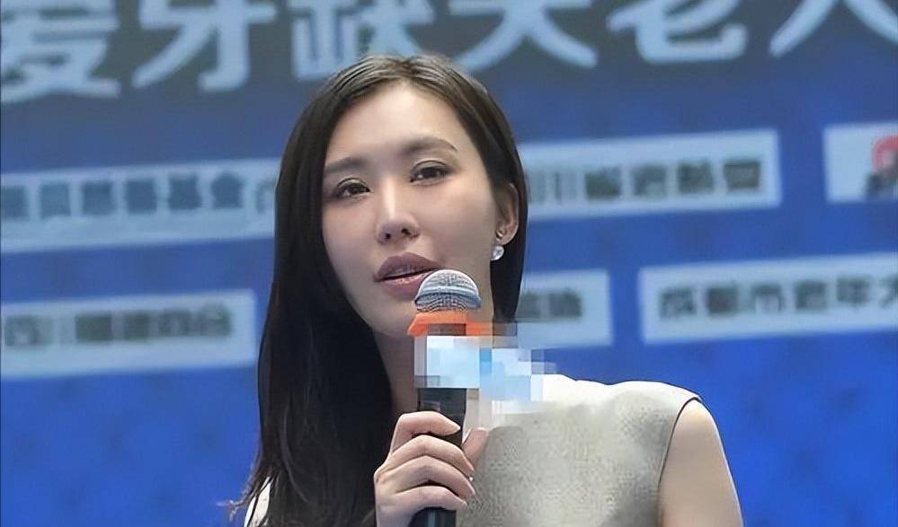 此时的王石已经60岁高龄了,与妻子王江穗已经结婚快30年,而田朴珺只有