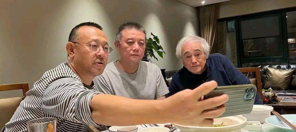 原创            姜文跟王朔的合照，姜文还是那个姜文，王朔已不是当年那个王朔-叶京王朔郑晓龙