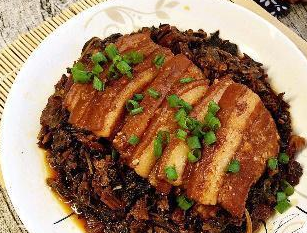 家常梅菜扣肉的做法，其颜色酱红油亮，汤汁黏稠无比鲜美-梅菜扣肉的做法简单