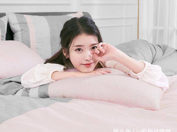 iu清纯的多么让人心动,躺在床上拍家居类的策划也太美了!