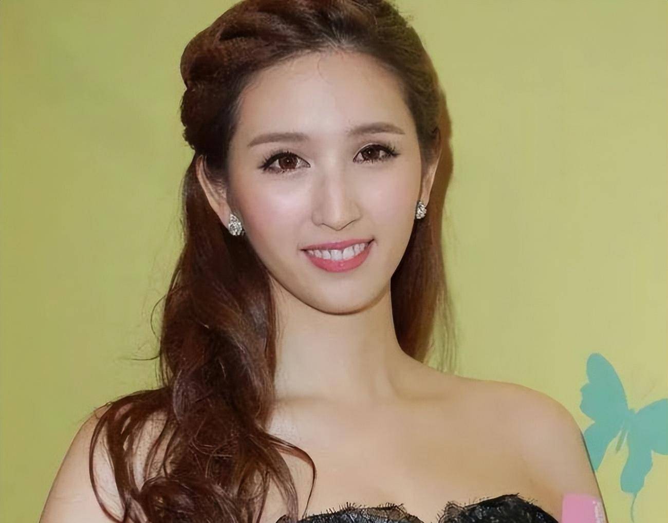 2014年7月28日何傲儿被拍到与西贡地王之子周子扬看戏,游车河,还把车