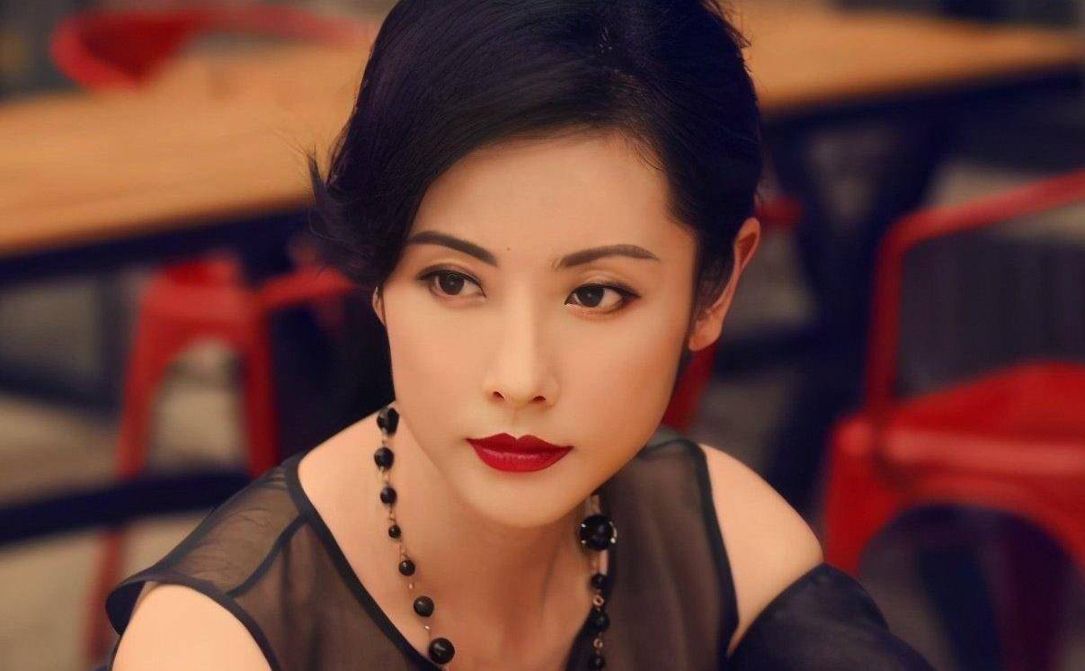 演员杨明娜:与田亮离婚后独自陪伴儿子,在苦难中变身成熟女人_感情