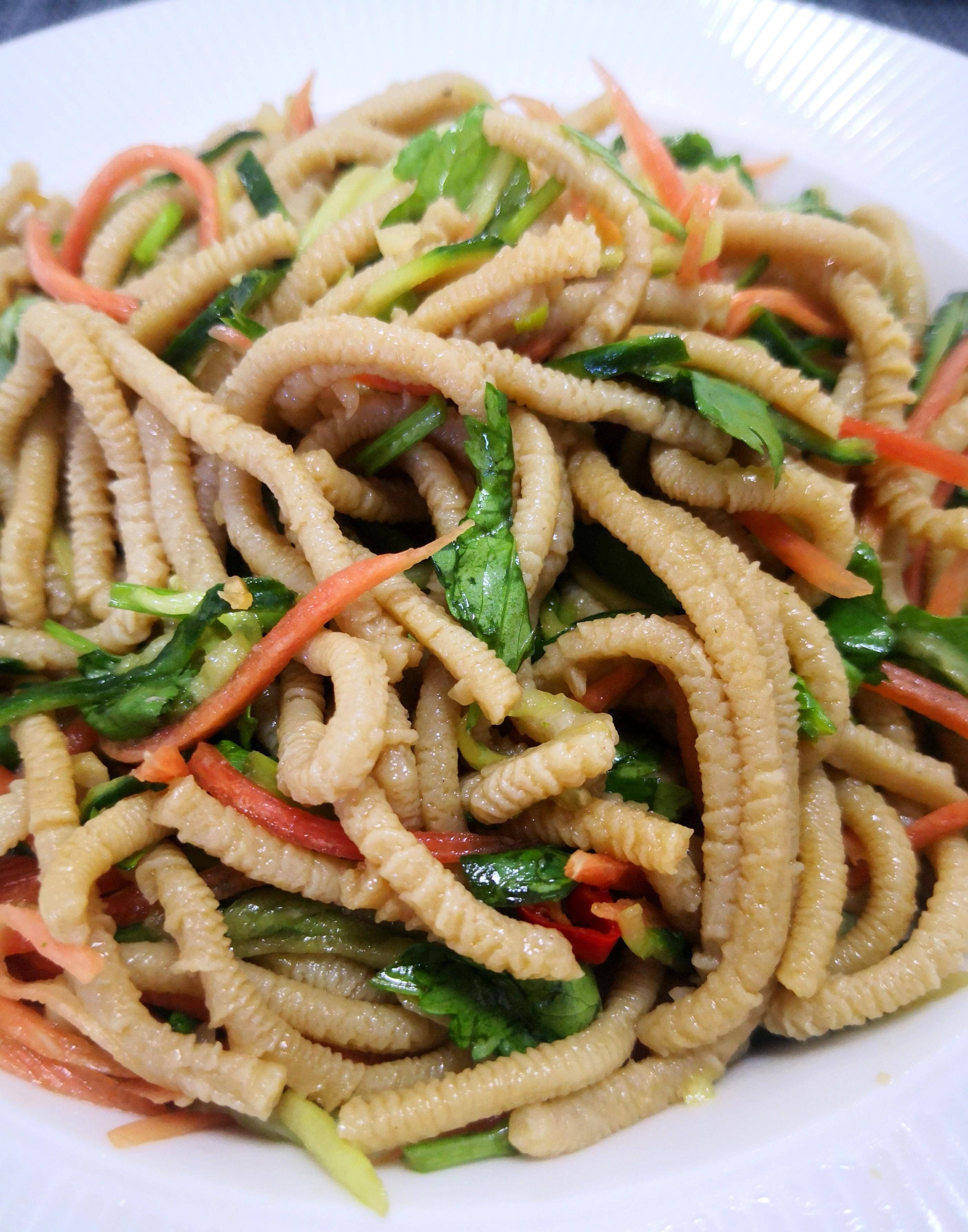 天气热了不想吃大鱼大肉,试试这道凉拌莜面吧,酸香开胃还很劲道_影响