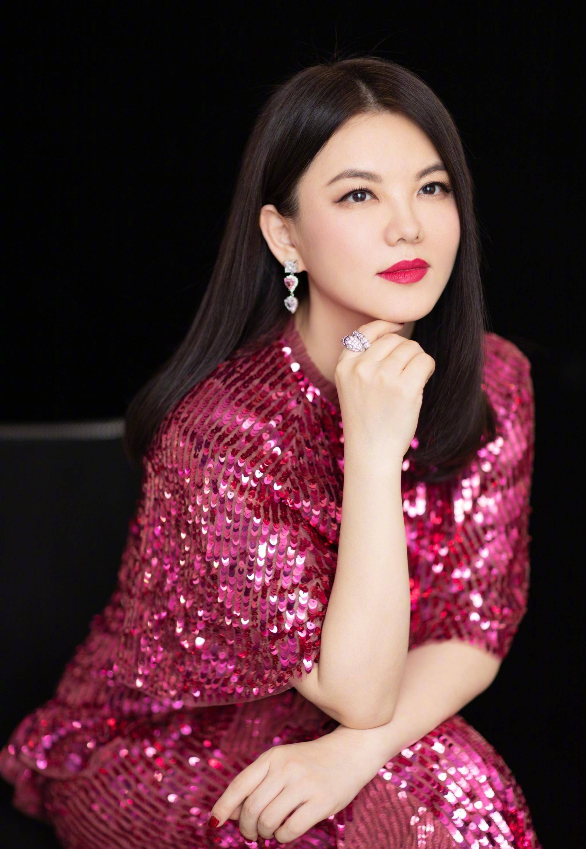 李湘真是"人间水蜜桃",这么时尚还敢穿紧身长裙,绷不住肉感_裙子_红色