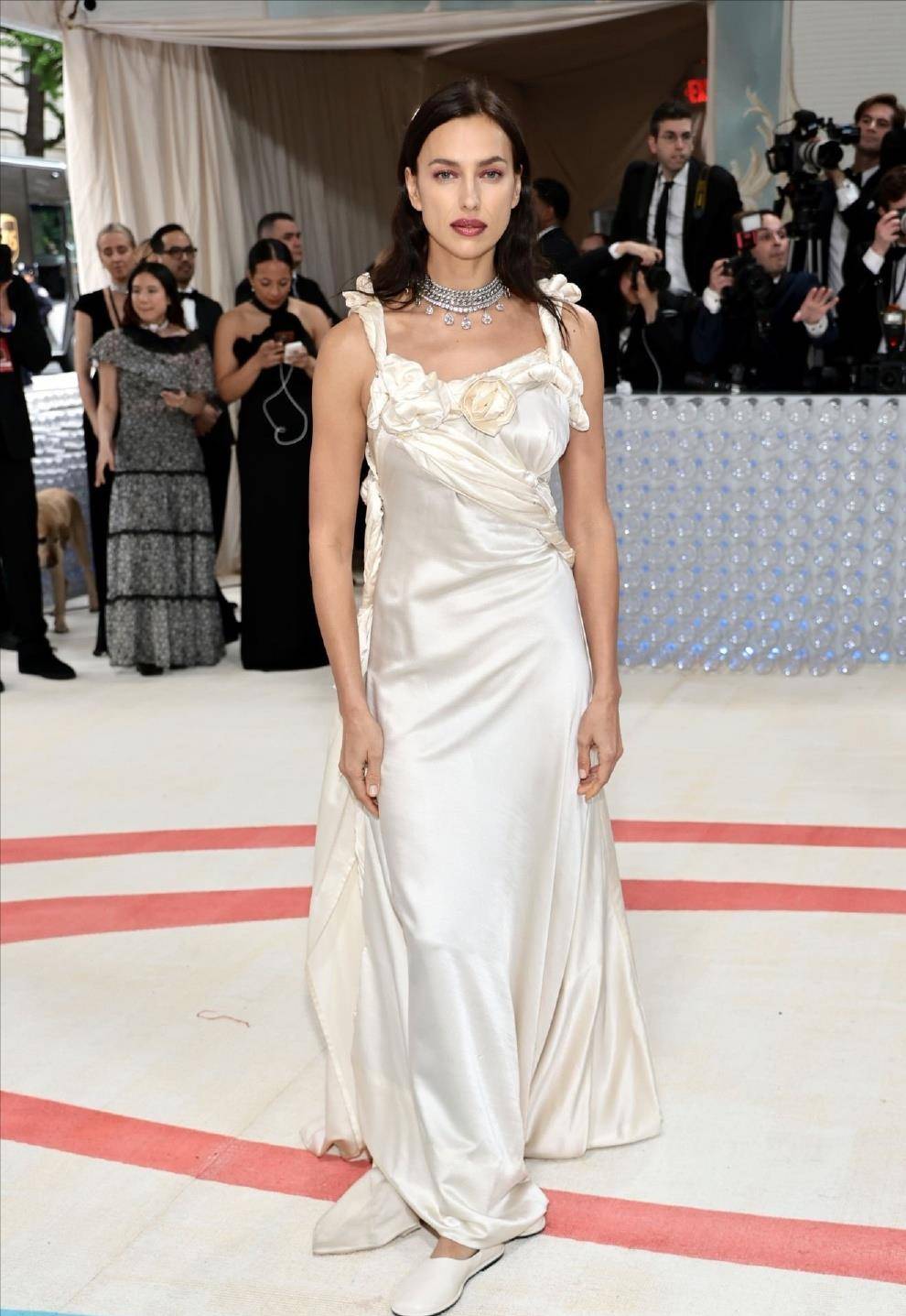 分手后的她年薪依旧上千万,网友怀疑她怀孕了_伊莲娜_高跟鞋_活动