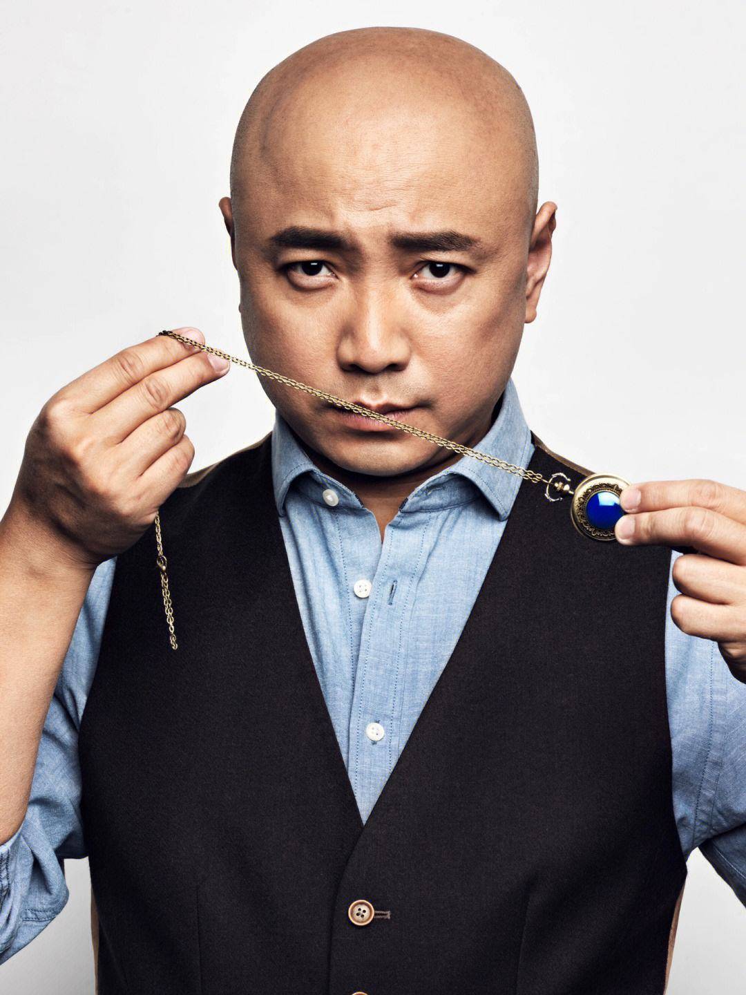 总之,徐峥是中国影视圈中一位备受尊敬和关注的演员,导演和制片人.