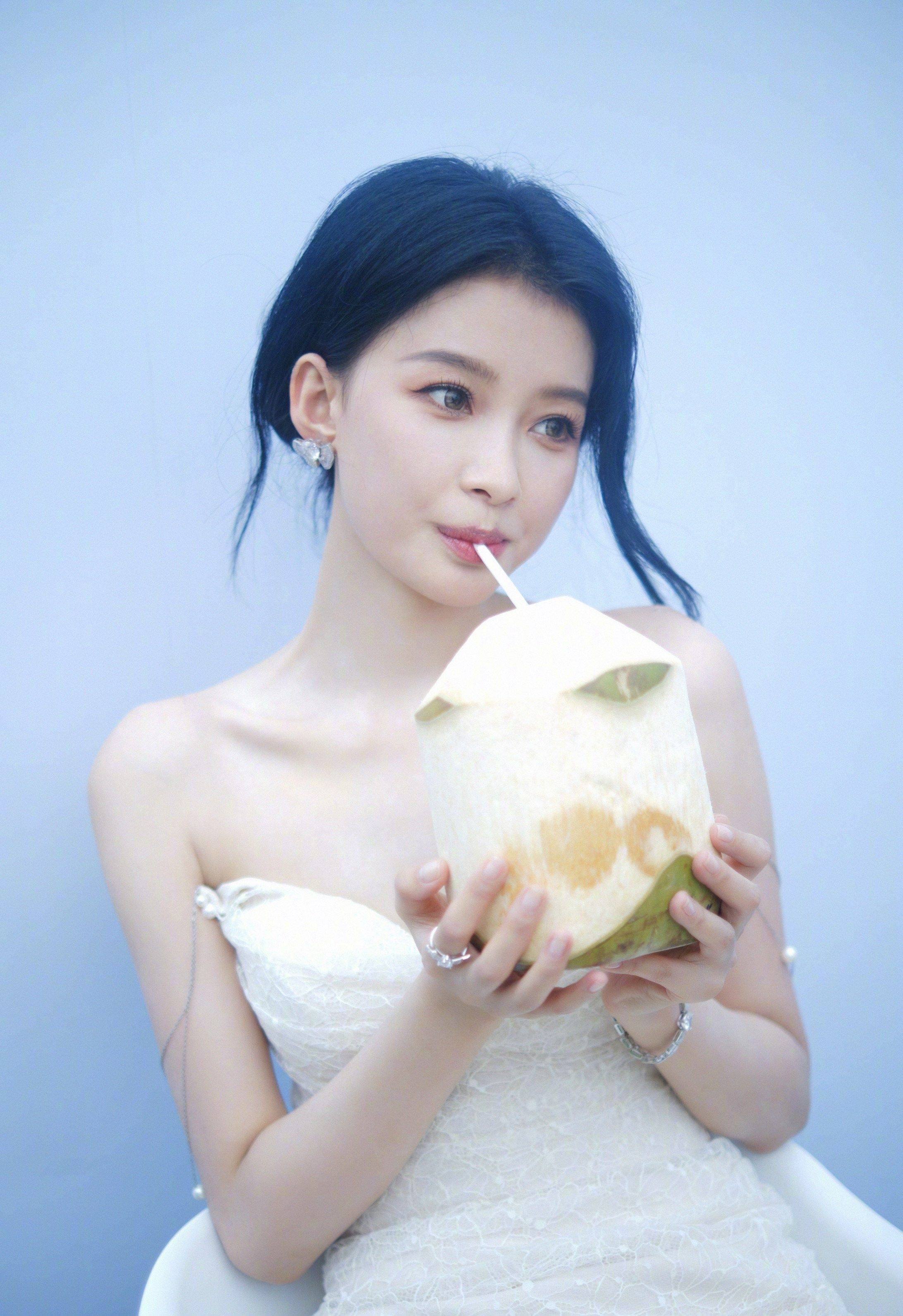 孙怡抹胸白色包臀裙性感美腿写真_锁骨_长裙_董子健