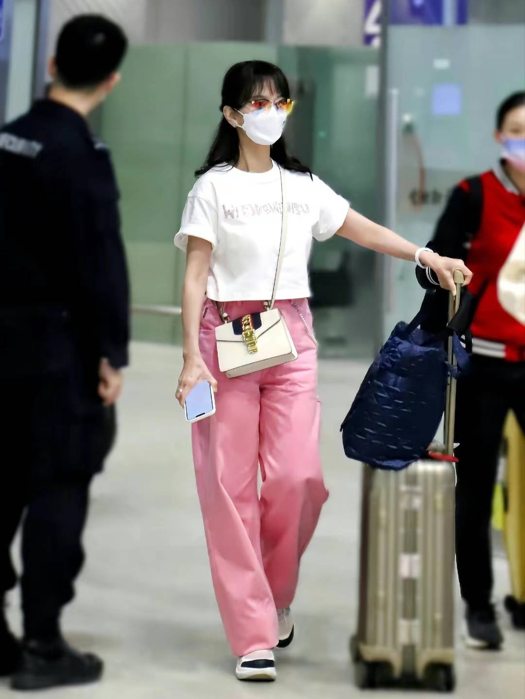 远远看上去,穿粉色牛仔裤的小姐姐,你相信是奔70岁的赵雅芝吗?