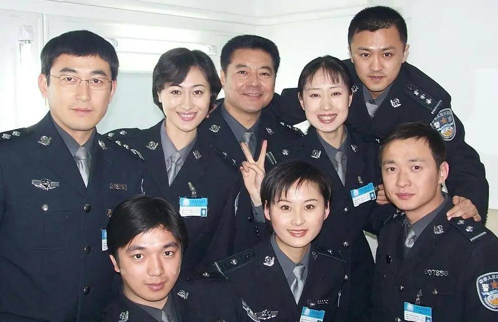 他的事业一路开挂,接连拍摄了《救赎》《蓝色较量》《真相的背后》