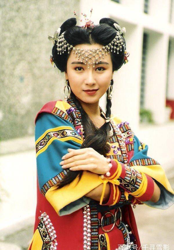 梁小冰也是个大美人,还享有"古装皇后"和"蝴蝶美人"的美誉,她的古装