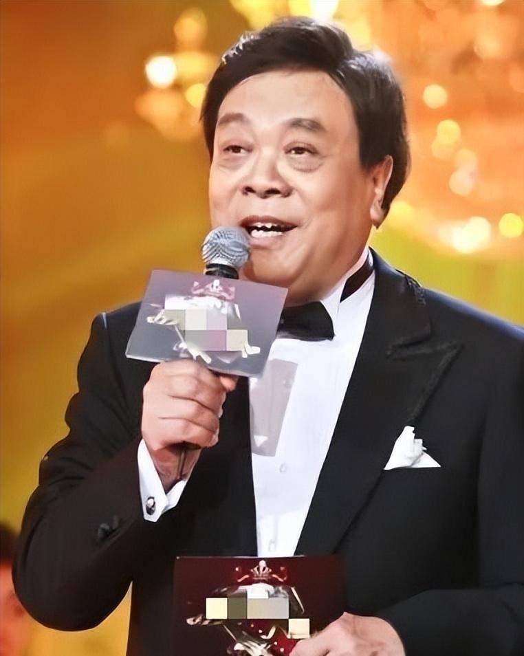 渐渐的《新闻联播》的主持人换成康辉,郑丽这些年轻人.