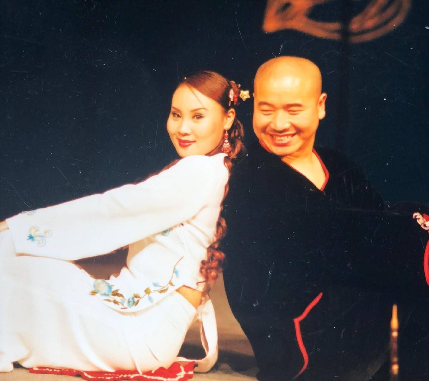 李琳:嫁大11岁王小利,恩爱22年生一儿一女,一家五口幸福美满_二人转