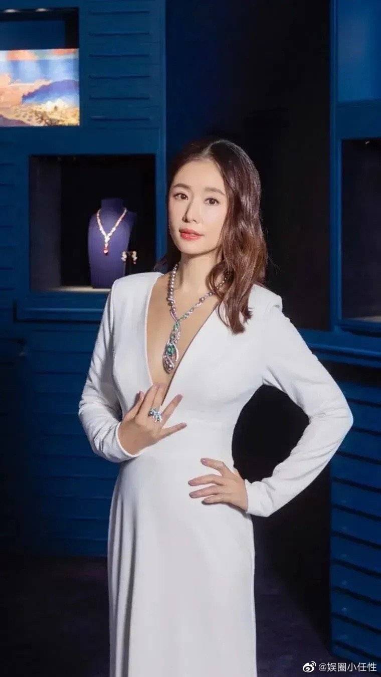 林心如年轻时内衣写真!腰身纤细双腿修长性感撩人_黑色_美人_长裙