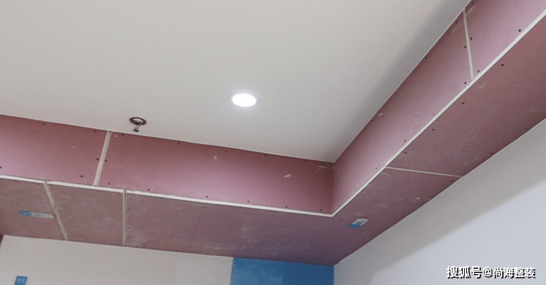 石膏板转角7字形过渡吊顶龙骨的转角处,还会采用7字型镀锌铁皮固定