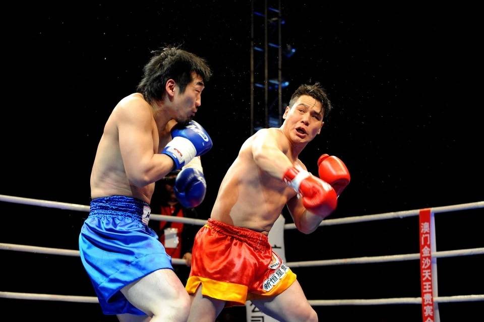 脚踢成龙,以及《拳峰》电影中硬碰硬袁建坤,电影中的柳海龙一如擂台上