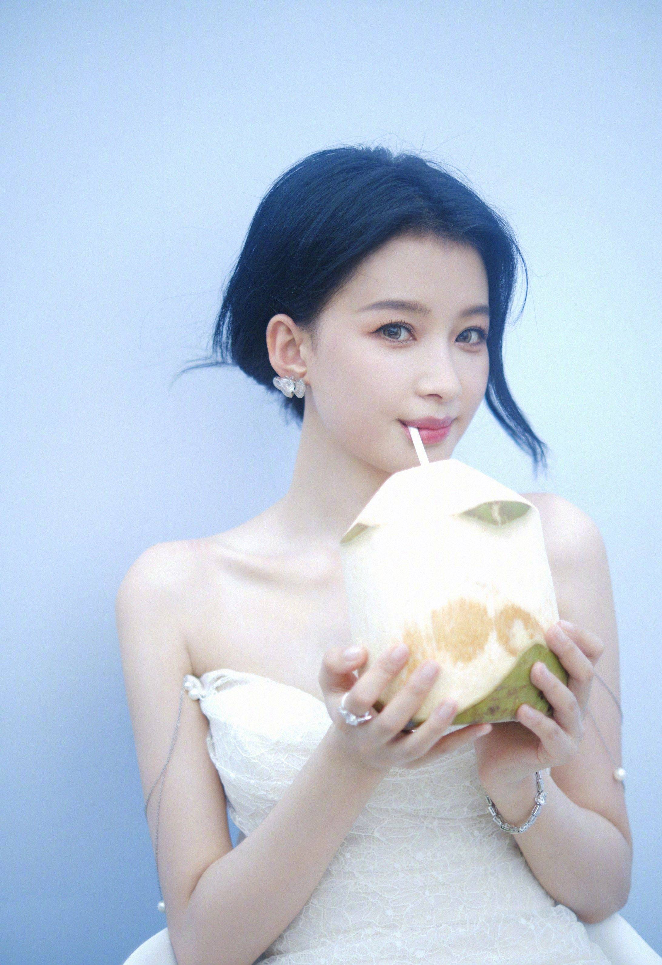 孙怡抹胸白色包臀裙性感美腿写真_锁骨_长裙_董子健