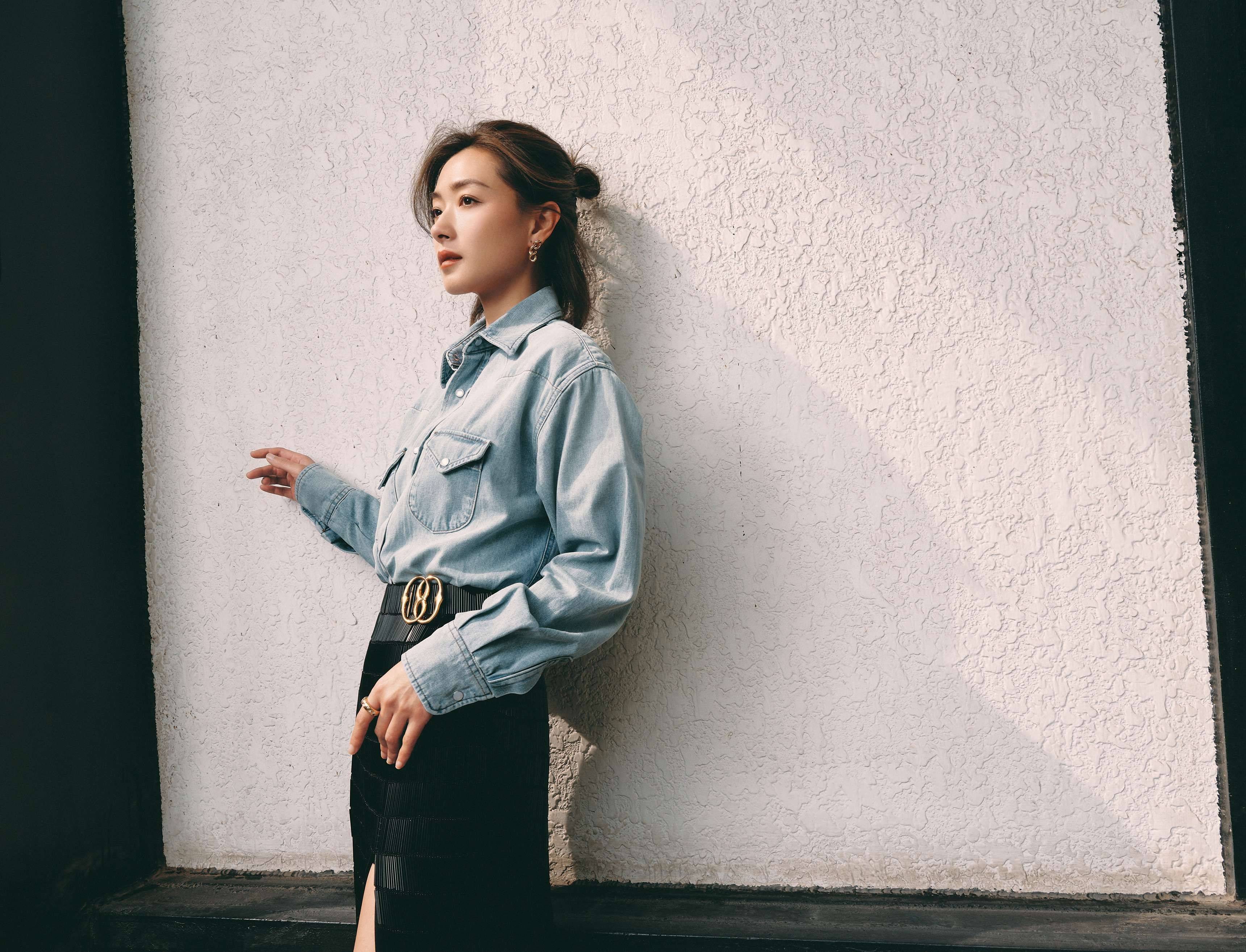 万茜黑色高开叉连衣裙高跟鞋大长腿写真_气质_显得_造型