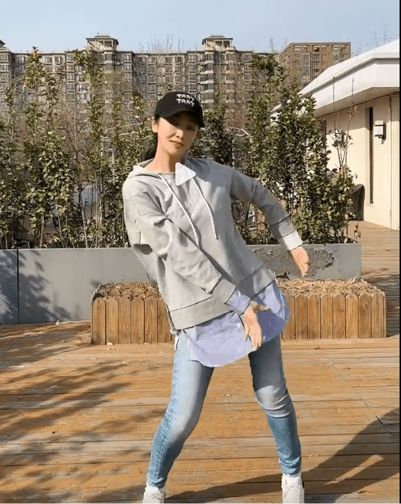 一身休闲装在豪宅热舞,修身裤穿成无痕裤既_造型_卫衣_分析