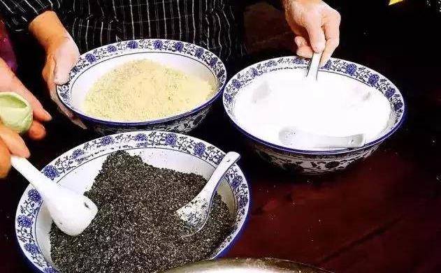 年年高的年糕,还有小时候吃到大的老鼠糖球和冻米糖,边走边吃,一口一