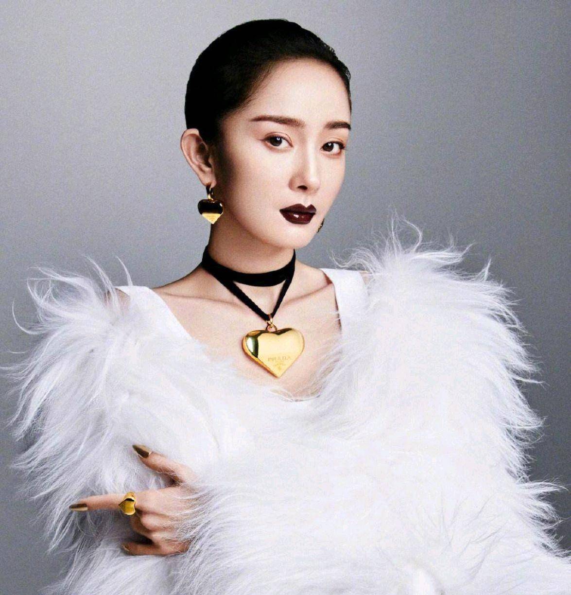 杨幂体面与嘉行解约,合作十几年口碑下滑严重,网友态度两极化!