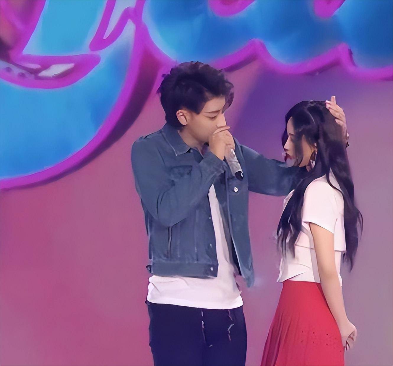 黄子韬徐艺洋开豪车逛街,主动给男方递烟,一同返回家中疑似同居_关系