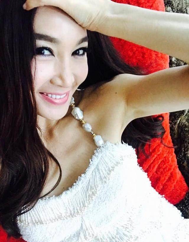 52岁温碧霞少女气息十足,却被人吐槽脸崩,明星老一点都有错?